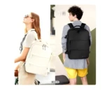Bolso de viaje negro para hombre, estilo minimalista, espalda, mano con bolso blanco de mujer en exterior.