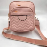 Bolso manos libres mujer rosa palo, acolchado en zig-zag, dos compartimentos y correa ajustable.