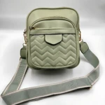 Bolso manos libres mujer verde menta, acolchado chevron, dos compartimentos, correa ajustable tejida.