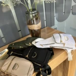 Bolso bandolera Spice impermeable en varios colores: beige, negro, blanco y verde.