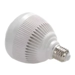 Bombillo LED blanco con disipador texturizado y base metálica, ideal para luz y sonido ambiental.