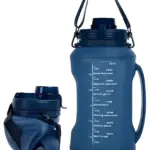 Botella de agua azul 2L de silicona, plegable, con marcador de tiempo para hidratación diaria.