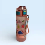 Botilito rosado mate 700ml con diseños de frutas, tapa rosada, con banda y cordón para colgar.