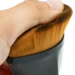 Brocha mágica para aplicar base de maquillaje y difuminar, con cerdas suaves y mango negro.