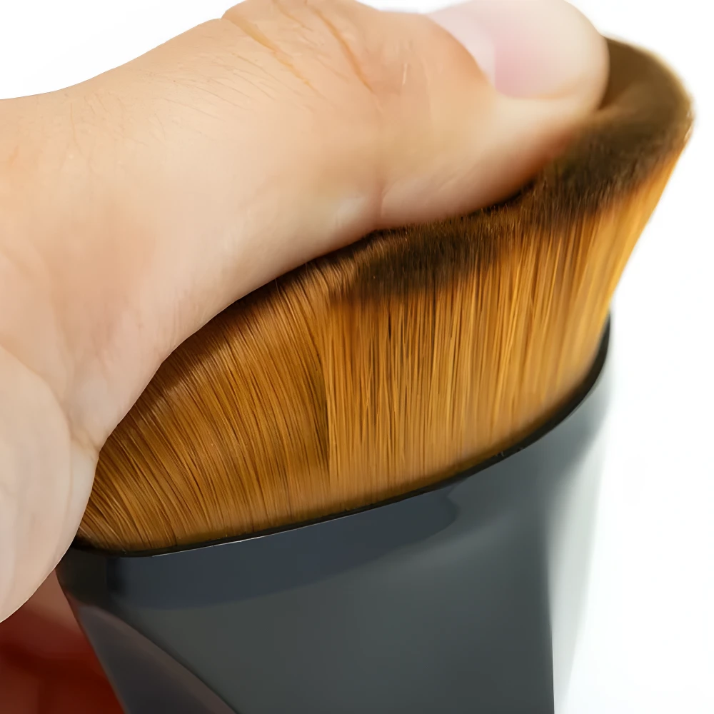 Brocha mágica para aplicar base de maquillaje y difuminar, con cerdas suaves y mango negro.
