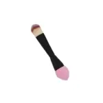 Brocha de maquillaje 2 en 1 con mango negro, cerdas beige y esponja rosa para aplicar base.