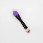 Brocha de maquillaje 2 en 1: punta de silicona morada y cerdas en degradado para base.