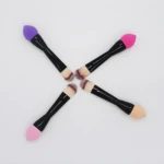 Set x2 brochas de maquillaje 2 en 1 con esponja y cerdas, colores morado, rosa, melocotón y verde menta.