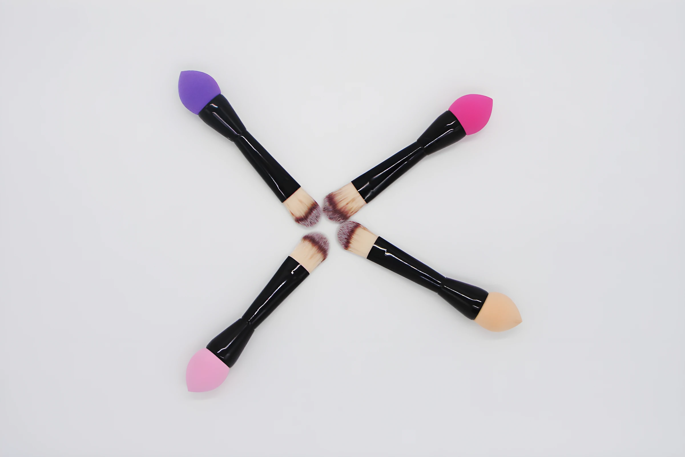 Set x2 brochas de maquillaje 2 en 1 con esponja y cerdas, colores morado, rosa, melocotón y verde menta.