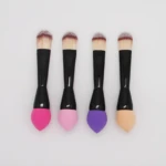 Set de 2 brochas de maquillaje 2 en 1 con extremo en esponja de colores: fucsia, rosa, morado y beige.