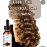 Frasco de aceite esencial de café Odek de 30 ml con dosificador, junto a una mujer de cabello castaño ondulado, para cuidado facial y humectación de piel.