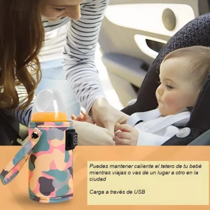 Calentador de biberón camuflado, con asa y puerto USB, junto a bebé en silla de auto. Mantiene líquidos calientes.
