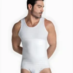 Camisilla blanca de compresión para hombre, ajustada, define silueta.