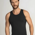 Camisilla negra de compresión muscular para hombre, cuello redondo, ajuste ceñido.