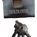 Candado de seguridad metálico plateado marca GOLDLOTUS con tres llaves.
