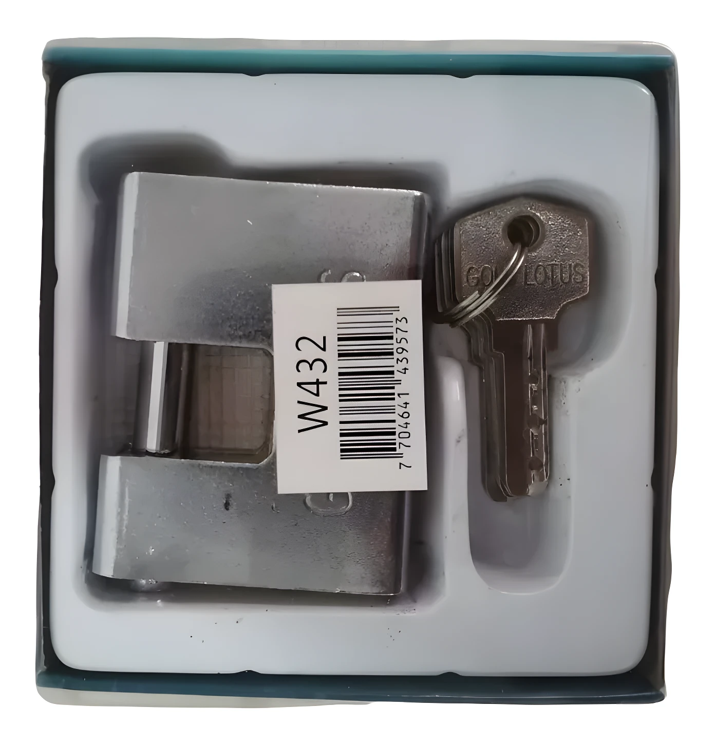 Candado de seguridad metálico plateado con dos llaves marca Gold Lotus en empaque de plástico.