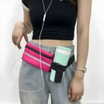 Canguro deportivo fucsia y soporte para termo verde con logo Nike.
