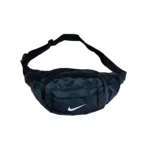 Canguro deportivo Nike negro, con logo blanco, ideal para correr y actividades al aire libre.