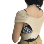 Fular portabebés transpirable color beige, que se usa sobre camiseta con estampado animal print.