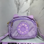 Carriel morado Bimba y Lola con logo circular y correa estampada.