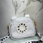 Carriel blanco Bimba y Lola con logo circular al frente y correa ancha con estampado de la marca.