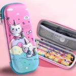 Cartuchera 3D infantil rosada con gatos unicornio y arcoíris. Incluye otra cartuchera abierta con lápices de colores.