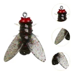 Cebo mosca realista oscuro con escamas brillantes y detalles rojos, ideal para pesca deportiva en ríos y lagos.
