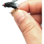 Mosca realista negra con puntos para pesca de trucha, salmón y lucio.