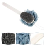 Cepillo de baño azul con cerdas de silicona y esponja, mango texturizado.