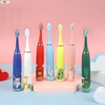 Cepillos dentales eléctricos infantiles con dibujos de animales, en colores azul, blanco, rojo, celeste, amarillo, rosa y verde.