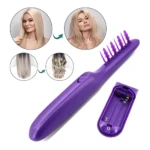 Cepillo desenredante eléctrico morado con cerdas onduladas, vibración para evitar tirones, compartimento de pilas expuesto y ejemplos de uso en cabello.