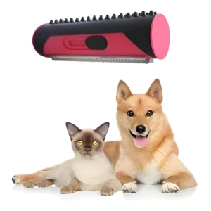 Cepillo quita pelo para mascotas rosa y negro con cerdas para masaje, junto a un perro y gato.