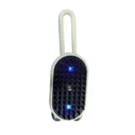 Cepillo para mascotas blanco con cerdas negras, mango curvo y dos luces LED azules.