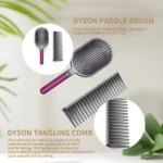 Set de dos piezas Dyson en gris y fucsia: cepillo de paleta con base amplia y peine desenredante de dientes anchos para estilizado profesional.
