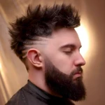 Peinado hombre con cera Forming Cream Lv3, rapado lateral con diseño y barba definida.