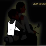 Chaleco arnés infantil reflectivo blanco para moto, con logo. Vista nocturna.