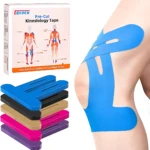 Rollo de cinta kinesiologica azul pre-cortada para rodilla en demostración, con paquete y muestras de varios colores.