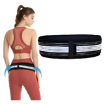 Cinturón lumbar para ciática, negro con bandas reflectantes blancas, en uso por mujer deportista.