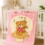 Cobija rosa para bebé con estampado de oso en hongo, ideal para cuna.