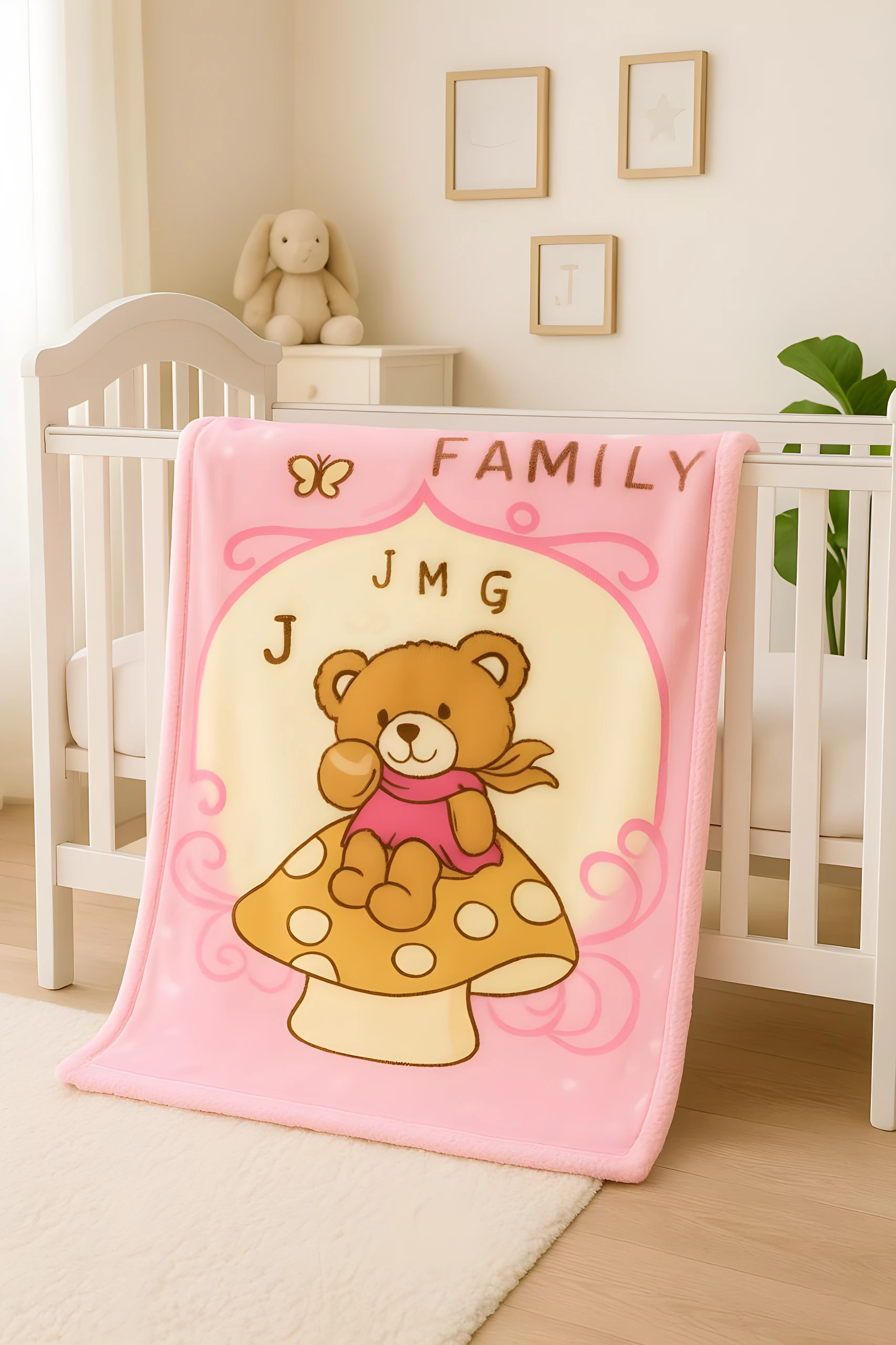 Cobija rosa para bebé con estampado de oso en hongo, ideal para cuna.
