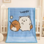 Cobija de bebé azul con diseño de oso y hámster felices, textura suave, ideal para cuna.