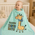 Cobija de bebé menta con lunares blancos y jirafa feliz, dice "Happy Birthday".