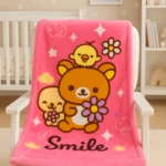 Cobija rosa de bebé con estampado de oso, pollito, perro y flores. Ideal para cuna.