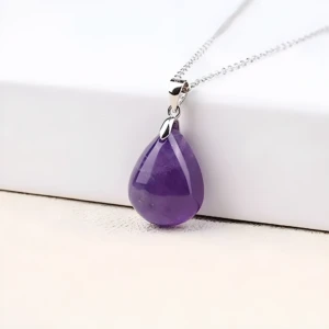 Colgante de plata con gota de amatista natural morada, ideal para reducir estrés y promover bienestar.