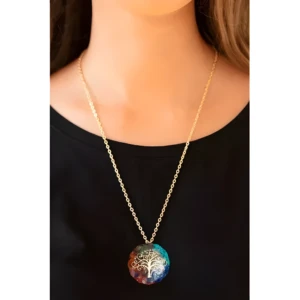 Colgante de orgonita con Árbol de la Vida en tonos vibrantes, montado en cadena dorada, sobre blusa negra.