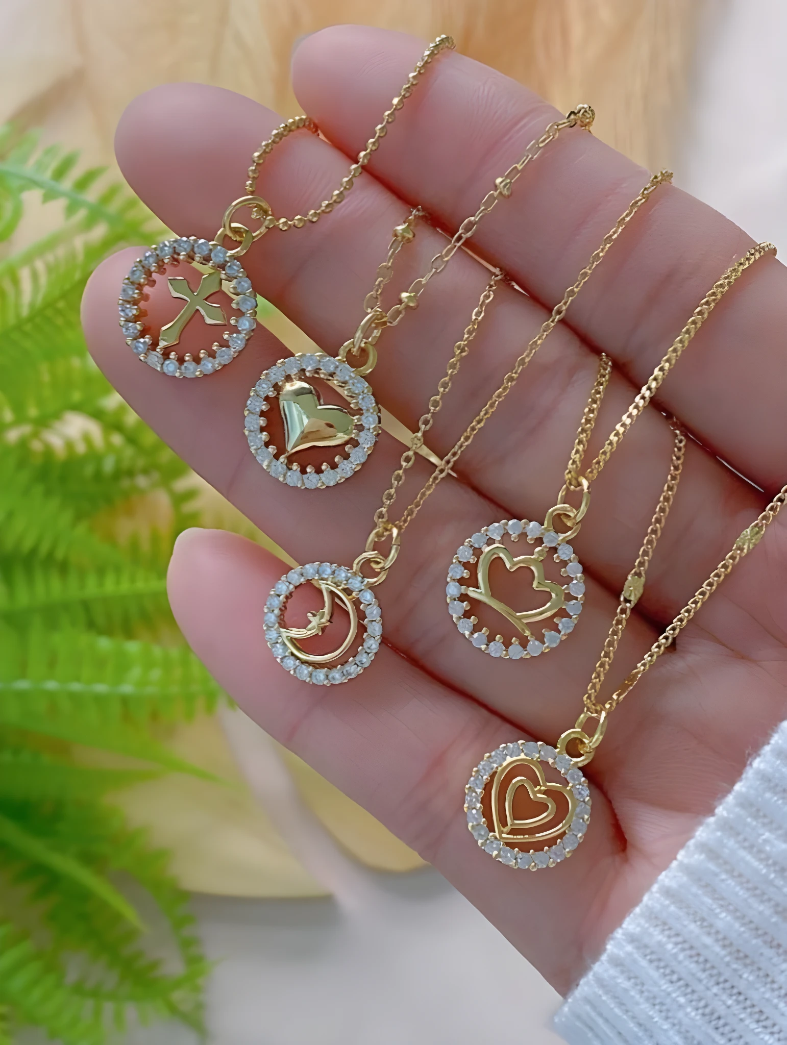 Collares dorados para mujer con colgantes de cruz, corazón, luna y corona, adornados con circonitas.