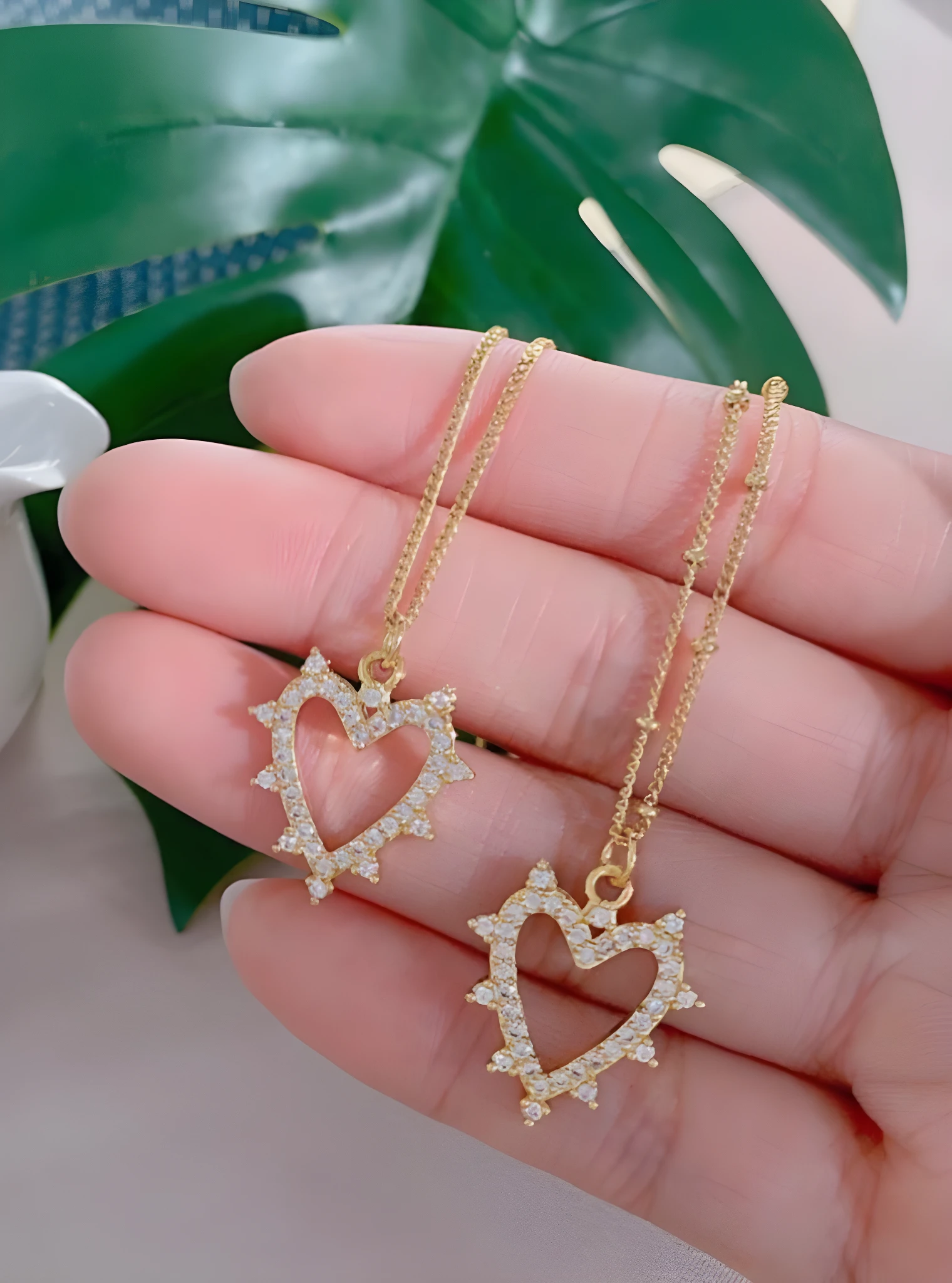 Set de 2 collares dorados para mujer, cadena fina con dije de corazón calado con circones.