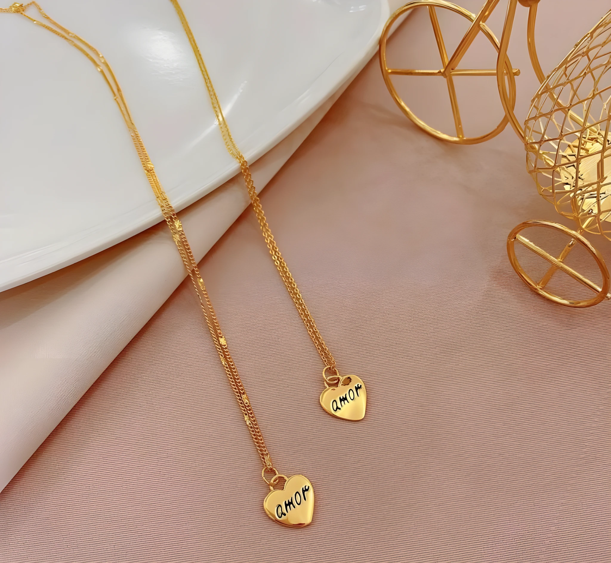 Set x2 collares dorados para mujer con cadena fina y dije de corazón con inscripción "Amor".