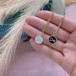 Set x2 collar cadena para mujer con colgante redondo Dior, uno blanco y otro negro.