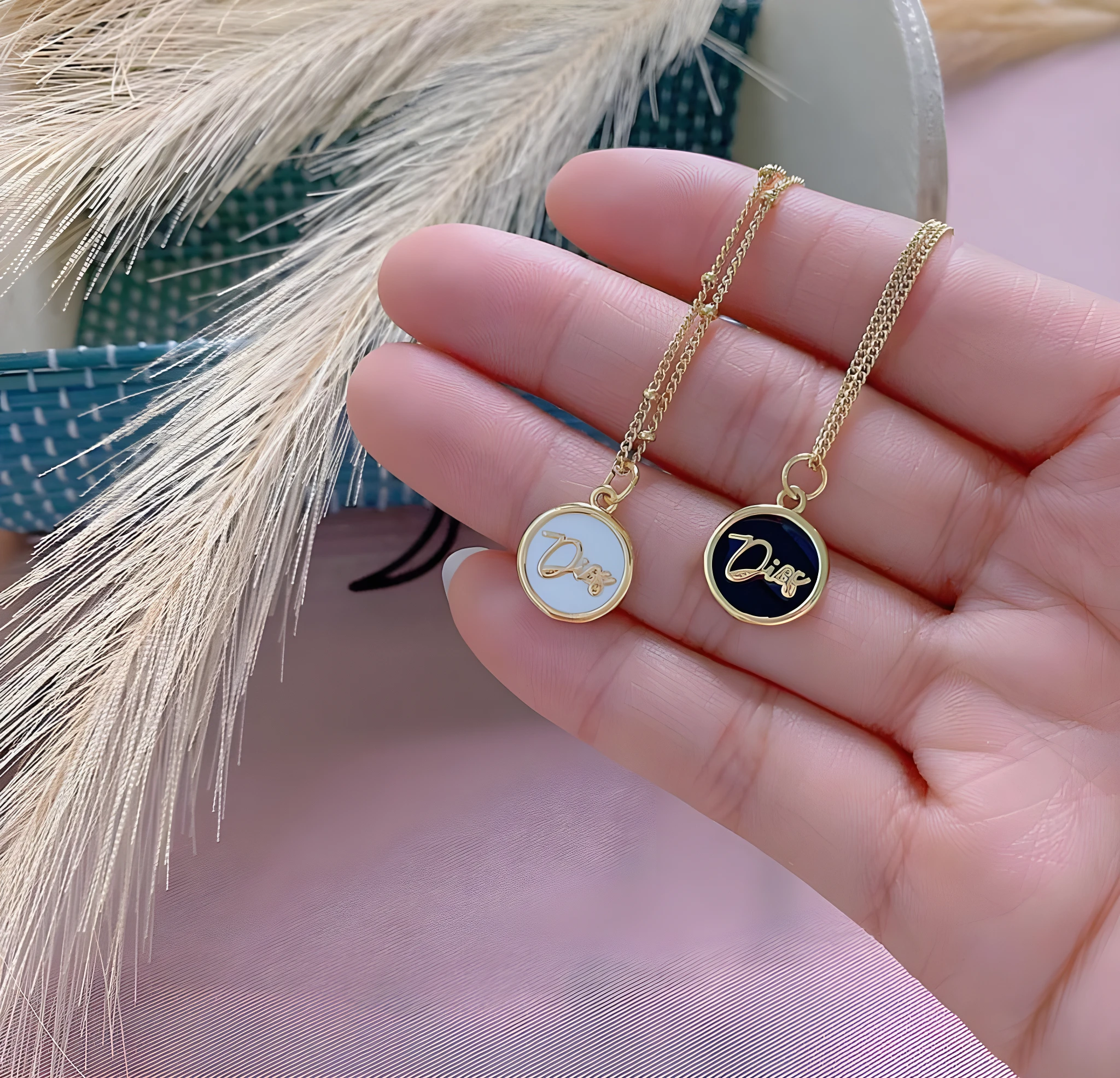 Set x2 collar cadena para mujer con colgante redondo Dior, uno blanco y otro negro.